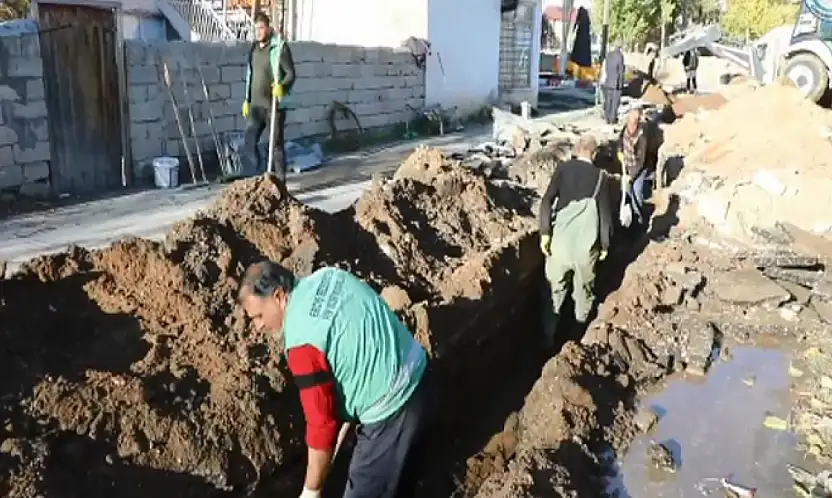 Latifiye Mahallesi'nde yağmur suyu hattı döşeme çalışmaları