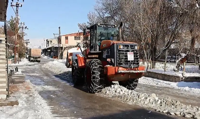 Marangozlar Sitesi'nde kar temizleme çalışması