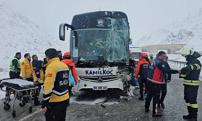 Marmaris'ten Van'a gelen yolcu otobüsü kaza yaptı