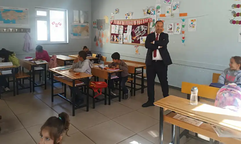 Müdür Deniz'den okul ziyareti