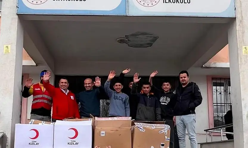 Muradiye'de 16 bin öğrenciye giyim desteği