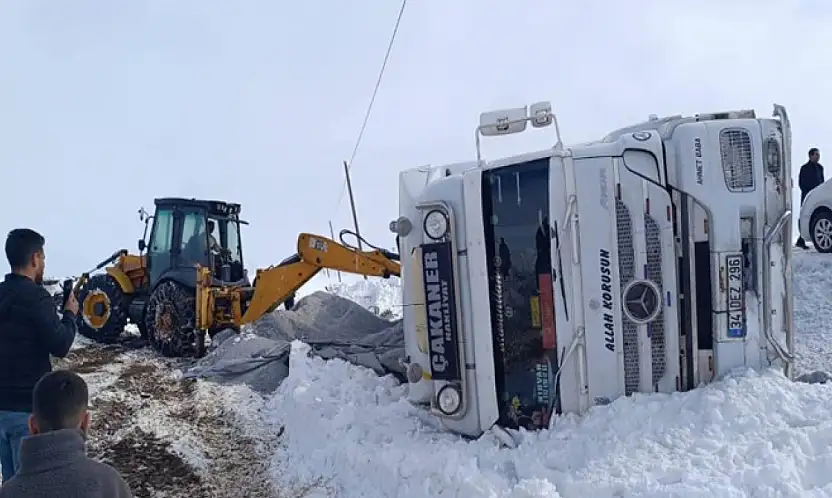 Muradiye'de gizli buzlanmadan dolayı tır devrildi