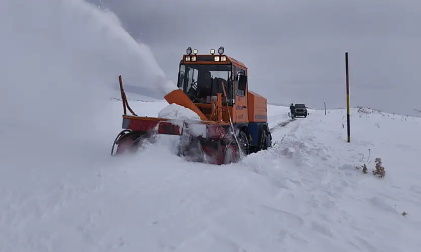 Muradiye'de karla mücadele aralıksız sürüyor