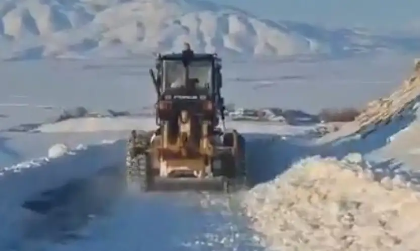 Muradiye'de karla mücadele sürüyor