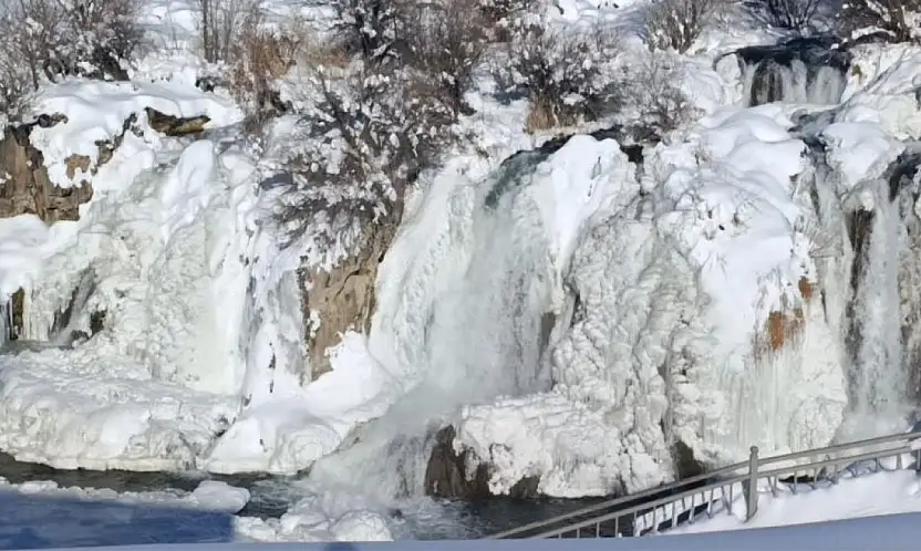 Muradiye Şelalesi buz tuttu