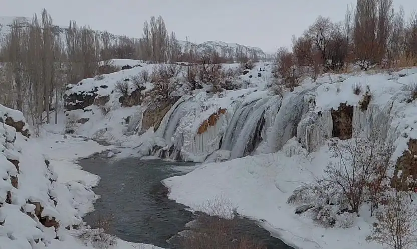 Muradiye Şelalesi eksi 12 derecede buz tuttu