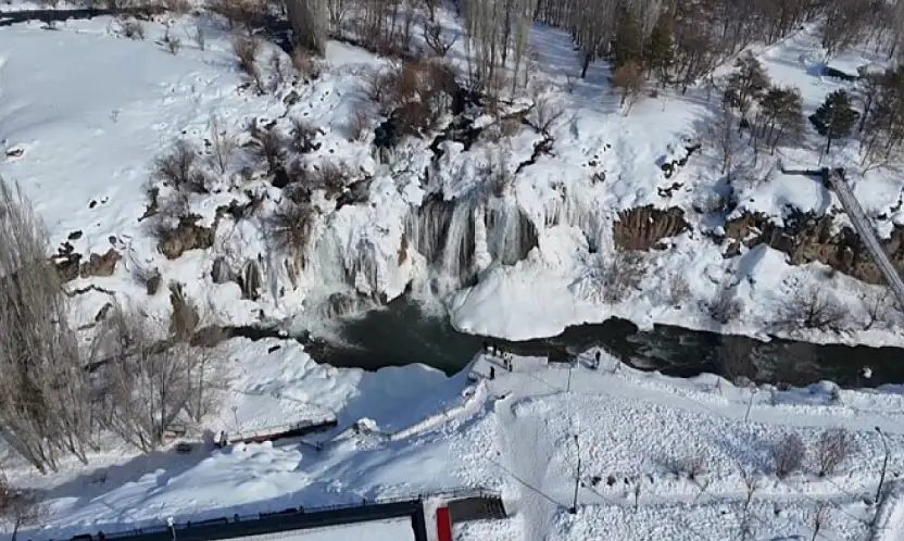 Muradiye Şelalesi kış masalına dönüştü