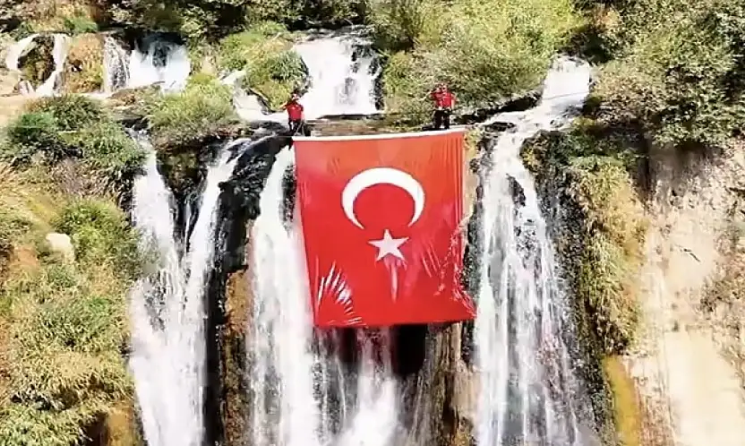Muradiye Şelalesi'nde Türk bayrağı dalgalandı