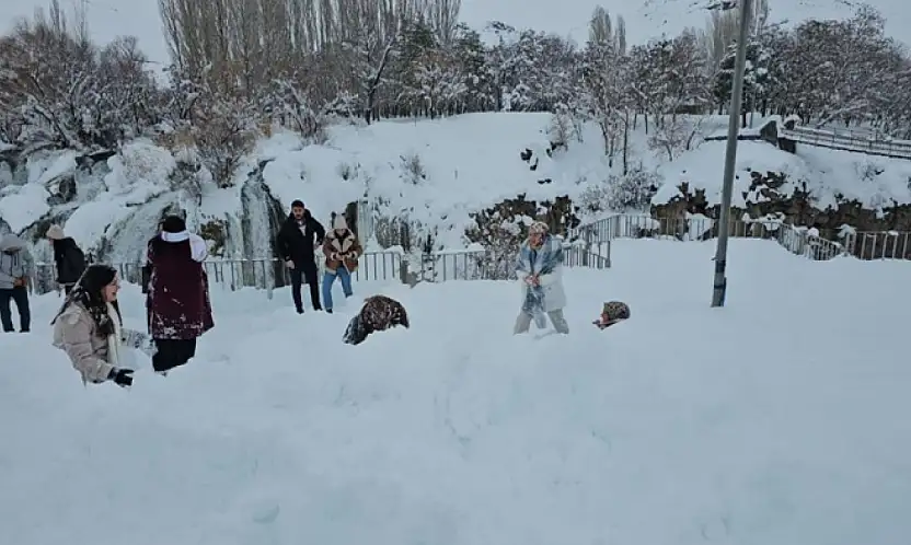 Muradiye Şelalesi'ne ziyaretçi akını