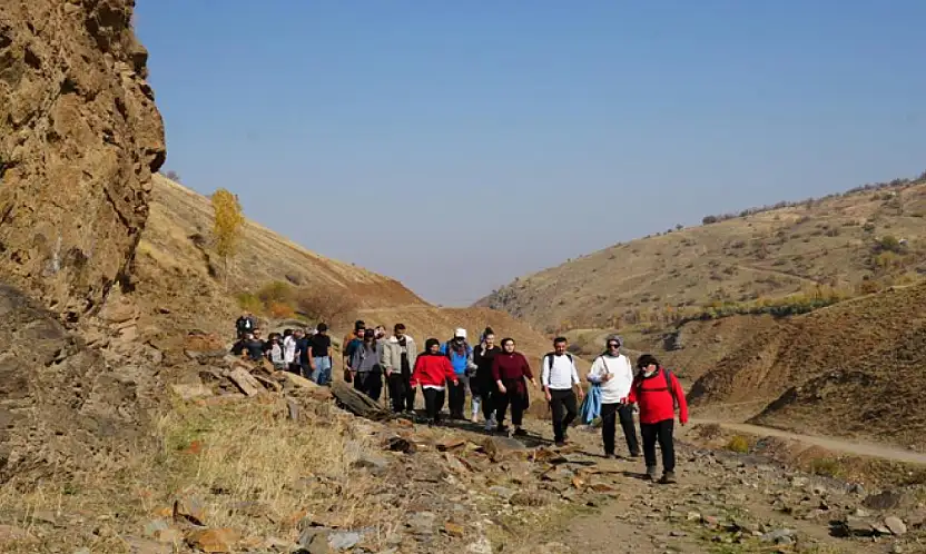 Muş'un ünlü bağlarına doğa yürüyüşü