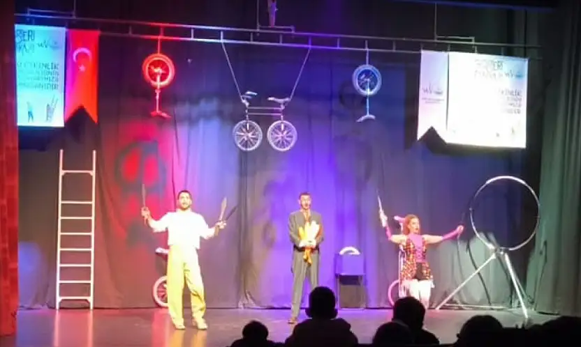 Öğrencilere yönelik kültürel etkinlik kapsamında akrobasi gösterileri düzenlendi