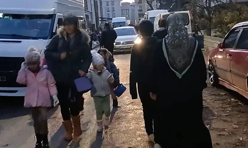 Okul önlerinde trafik çilesi bitmiyor