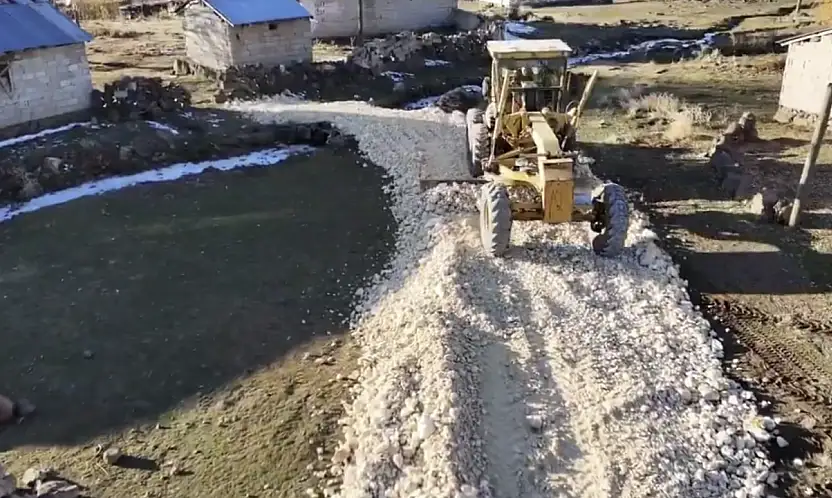 Oyalı Mahallesi'nde ulaşım için yol çalışması