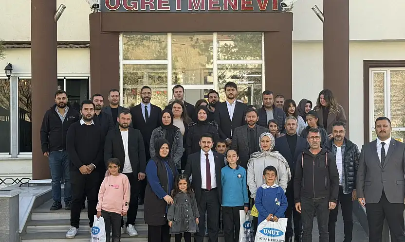 Özalp'ta Kitap Van yarışmalarında dereceye giren öğrencilere ödül