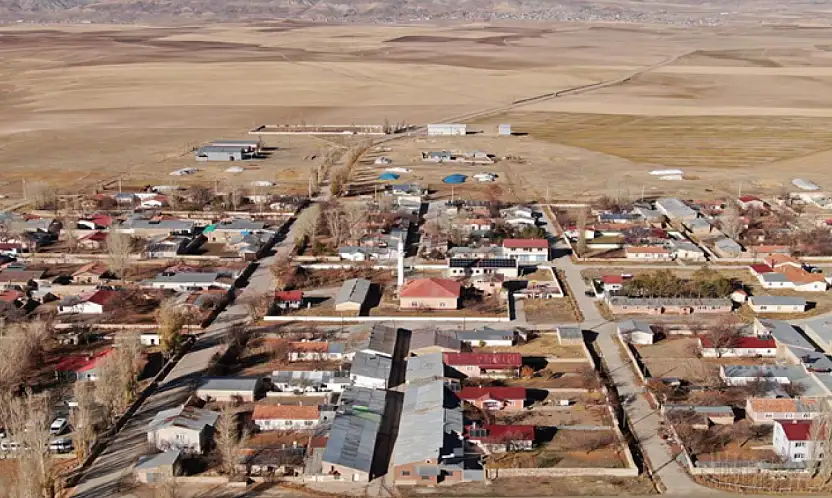 Özalp'ta simetrik yapılar sonbahar güzelliğiyle büyülüyor