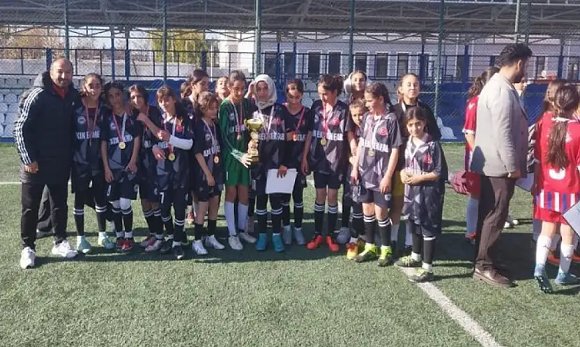 Özalplı kız futbol takımı il birincisi oldu