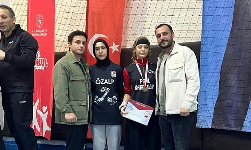 Özalplı öğrenci bilek güreşinde Türkiye üçüncüsü oldu