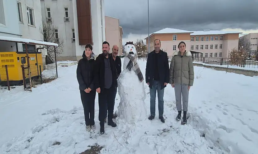 Pansiyonlu okullarda kardan adam şenliği