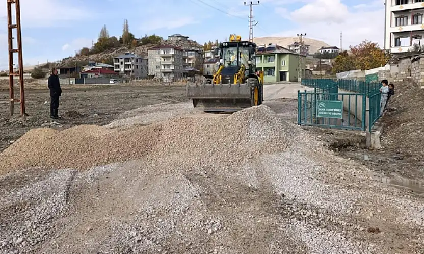 Patlayan su borusunun tahrip ettiği mahalle yolu onarıldı