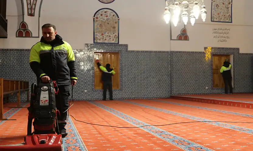 Ramazan öncesi camilerde gül kokulu temizlik sürüyor
