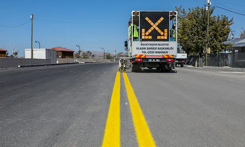 Sahil Yolu'nda yol çizgi ve yaya geçidi boyama çalışmaları başladı