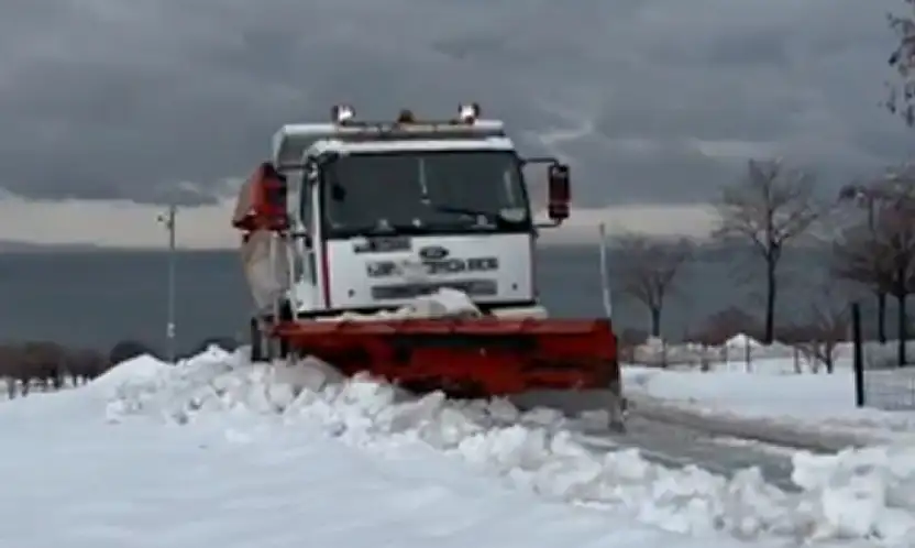 Sahilkent Mahallesi'nde kar temizleme çalışması
