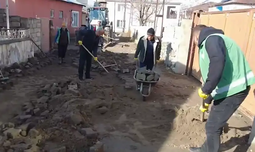 Salihiye Mahallesi'nde parke yama çalışması