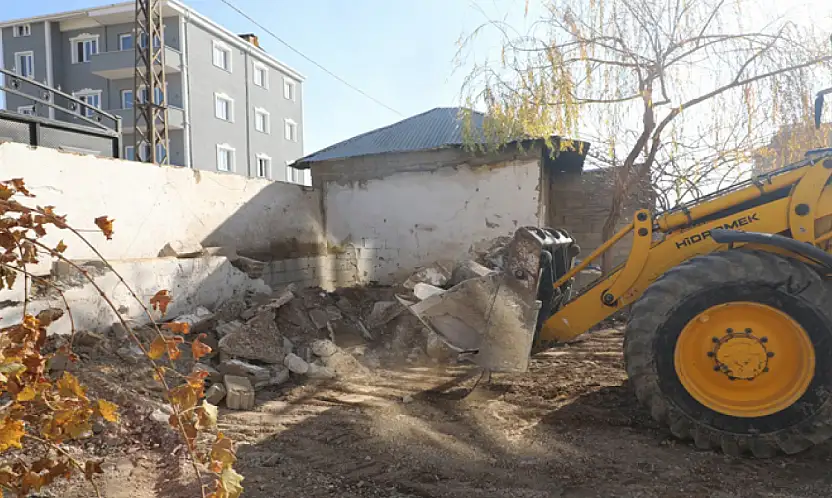 Şemsibey Mahallesi'nde ahır yıkımı ve enkaz temizliği