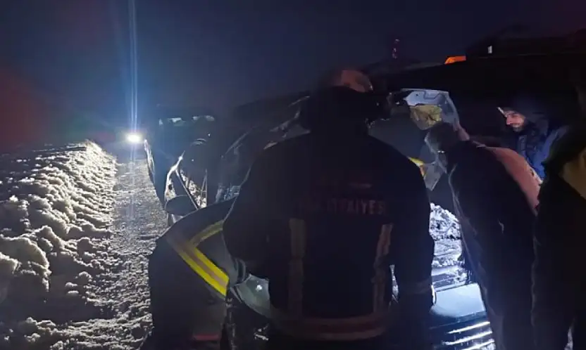 Seyir halindeyken yanan aracın motoruna karla müdahale