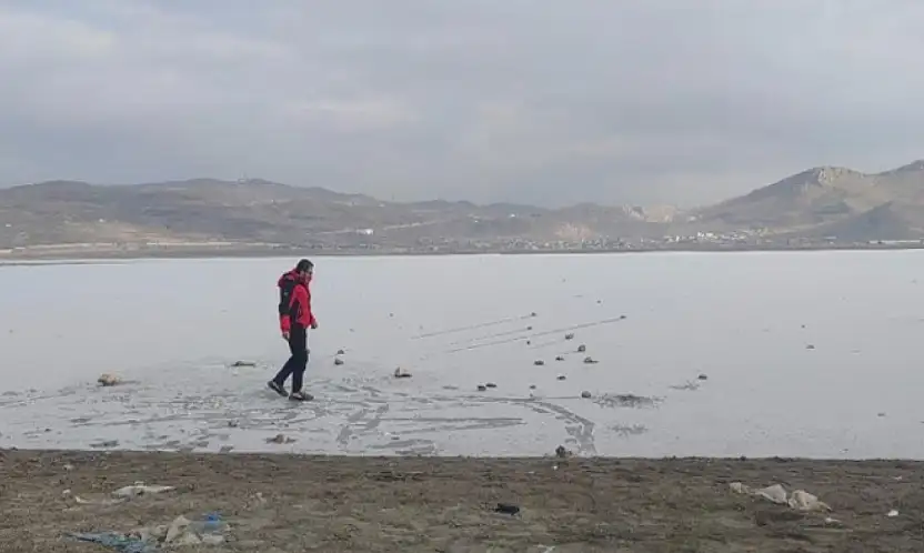 Sıhke Göleti'nin yüzeyi buz tuttu