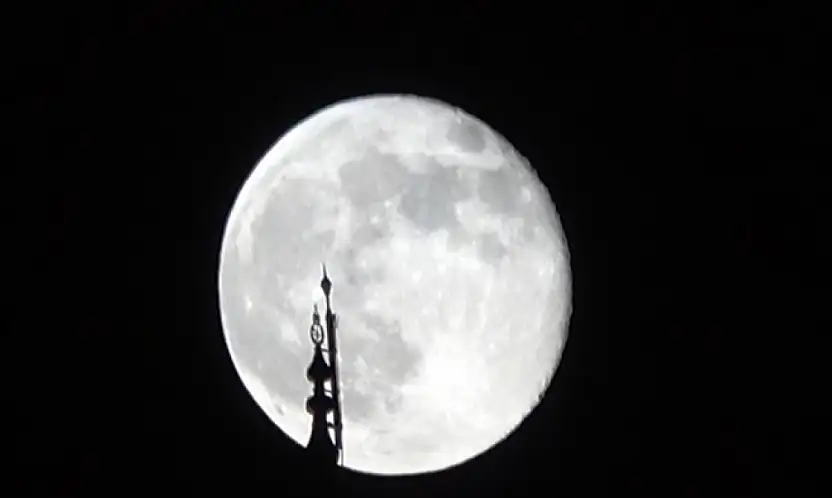 Şişkin ay görsel şölen sundu