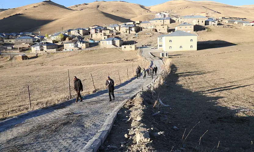 Sualtı Mahallesi'nde parke taşı çalışmaları sürüyor