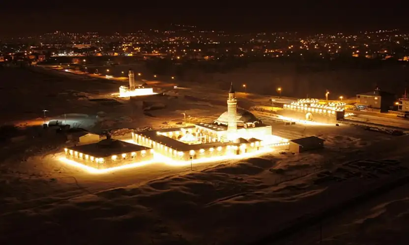 Tarihi Hüsrev Paşa Camii'nde gece ışıltısı