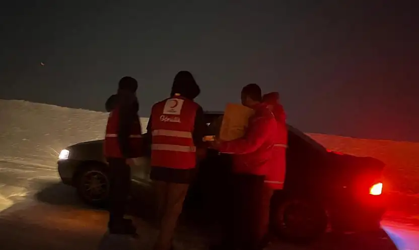 Tendürek geçidi'nde mahsur kalan sürücülere Kızılay'dan destek