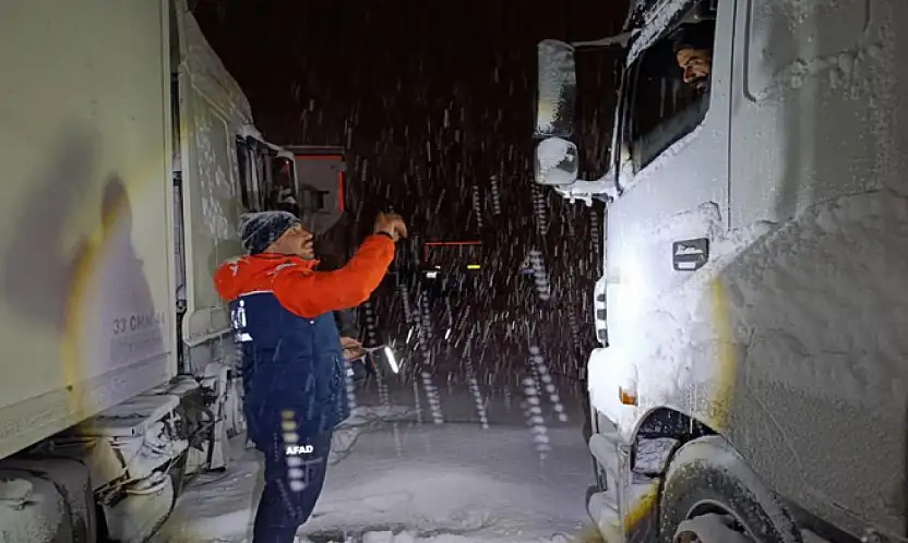 Tendürek'te tipi nedeniyle onlarca araç yolda kaldı