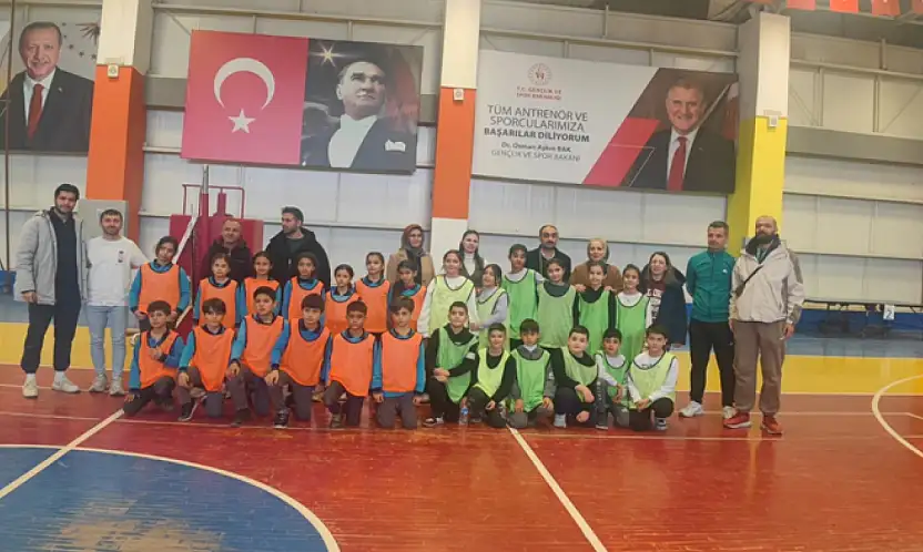 Tenzile Ana ve Reşit Çelik İlkokulu, Erciş'i temsil edecek