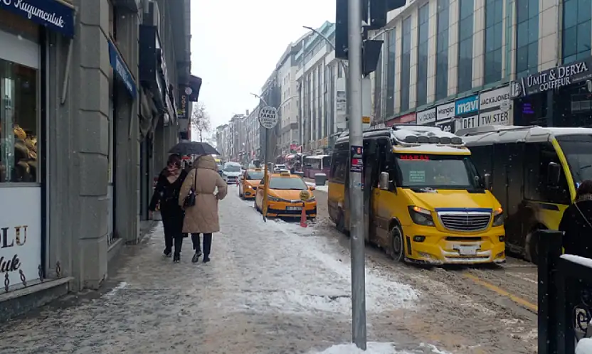 Toplu taşımada kış çilesi: Seferler yetersiz, araçlar tıka basa dolu