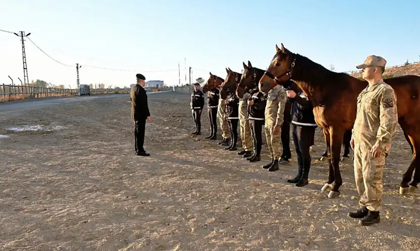 Tuğgeneral Avkıran'dan atlı jandarma timine ziyaret