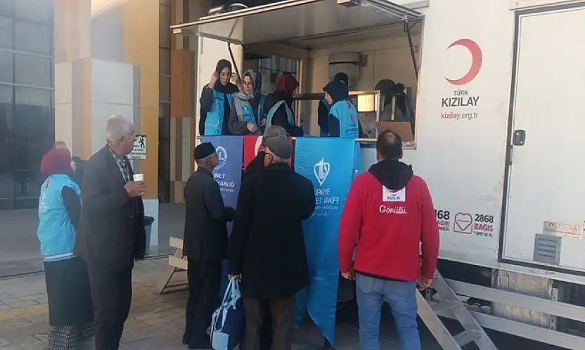 Türk Kızılay Van Şubesi'nden vatandaşlara sıcak çorba ikramı