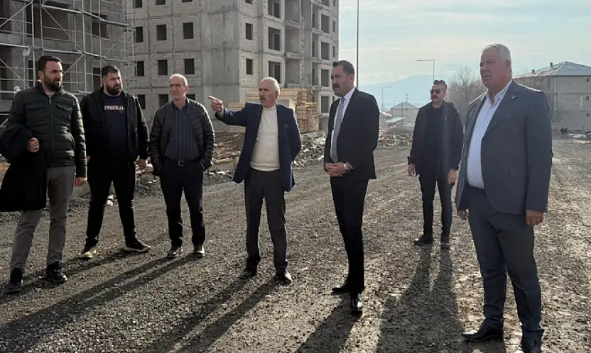 Türkmenoğlu, yapımı devam eden TOKİ konutlarını inceledi