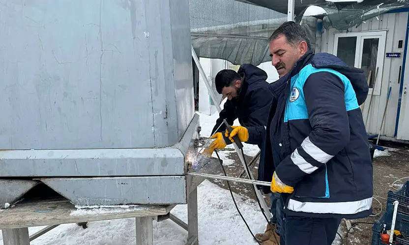 Tuşba Belediyesi'nden çöp konteynerlerine Bakım ve temizlik çalışması