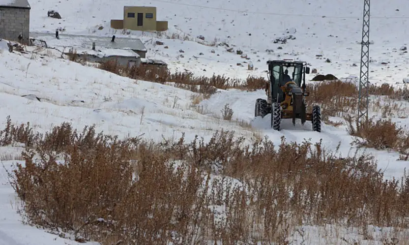 Tuşba Belediyesi'nden karla mücadele çalışması