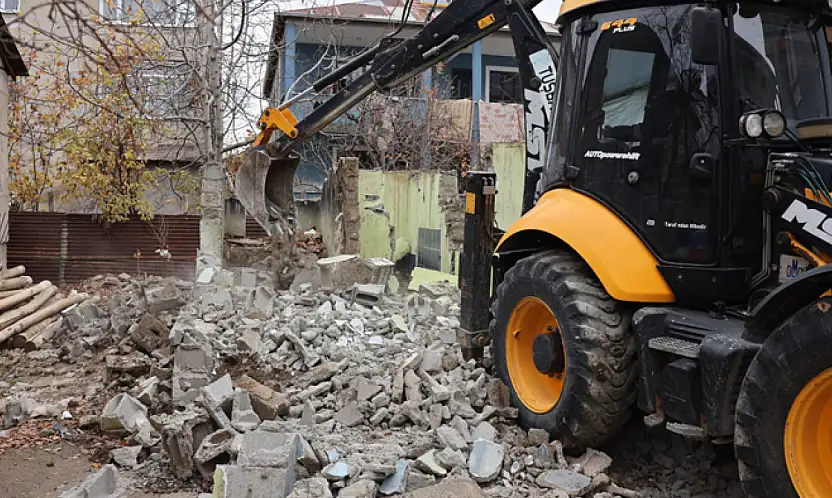 Tuşba Belediyesi tehlike arz eden yapıları yıkıyor