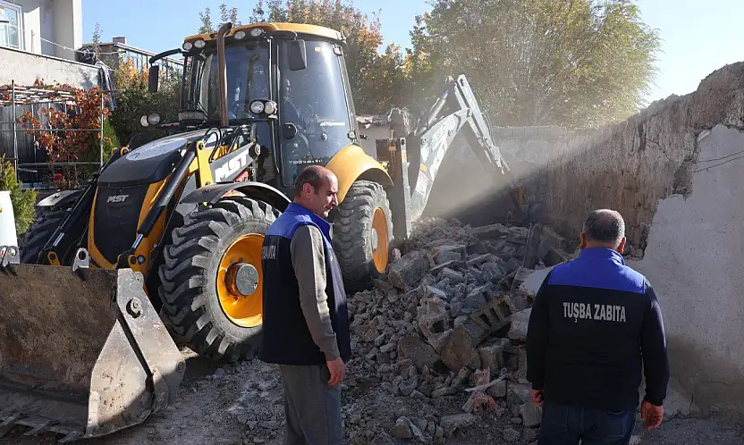 Tuşba'da halk sağlığını tehdit eden ahırların yıkımına devam ediyor