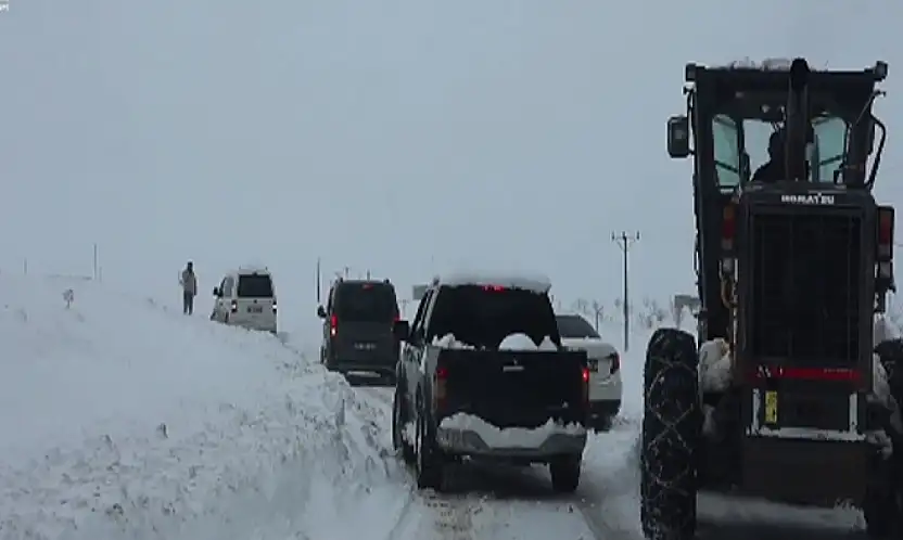 Tuşba'da kar nedeniyle mahsur kalan araçlar kurtarıldı