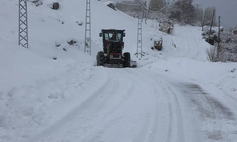 Tuşba'da kırsal mahallelerde karla mücadele sürüyor