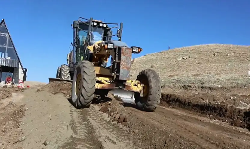 Tuşba'da kırsal mahallelerde yol çalışmaları sürüyor