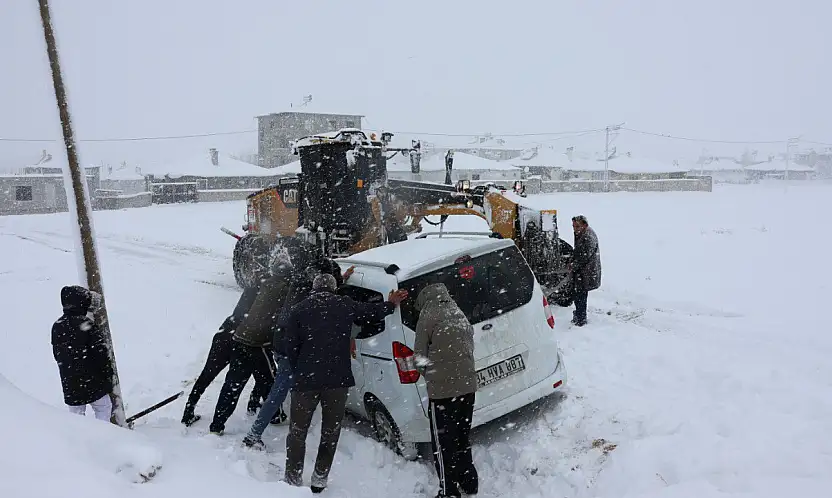 Tuşba'da mahsur kalan araçlar kurtarıldı
