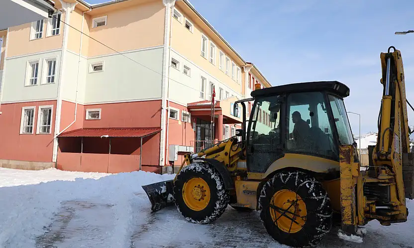 Tuşba'da okul çevrelerinde kardan temizlendi