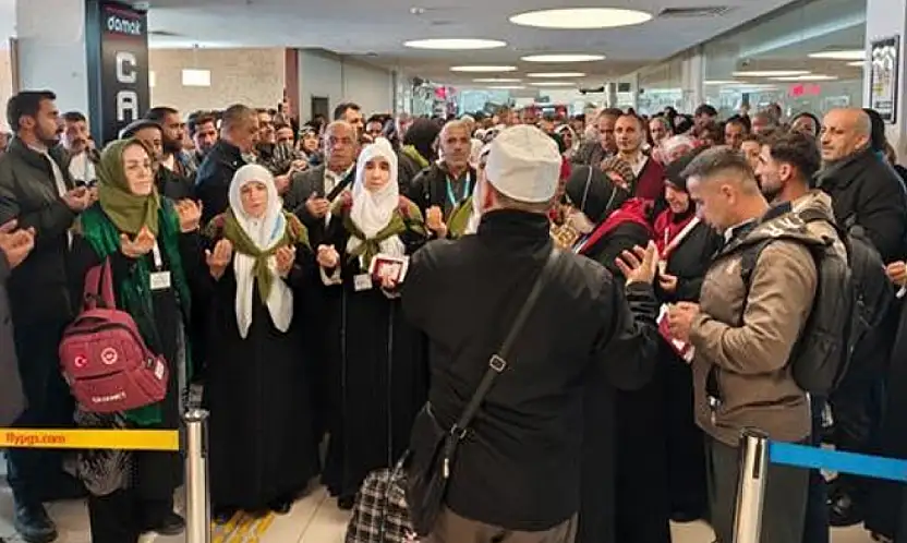 Umreye giden vatandaşlar Van'dan kutsal topraklara uğurlandı